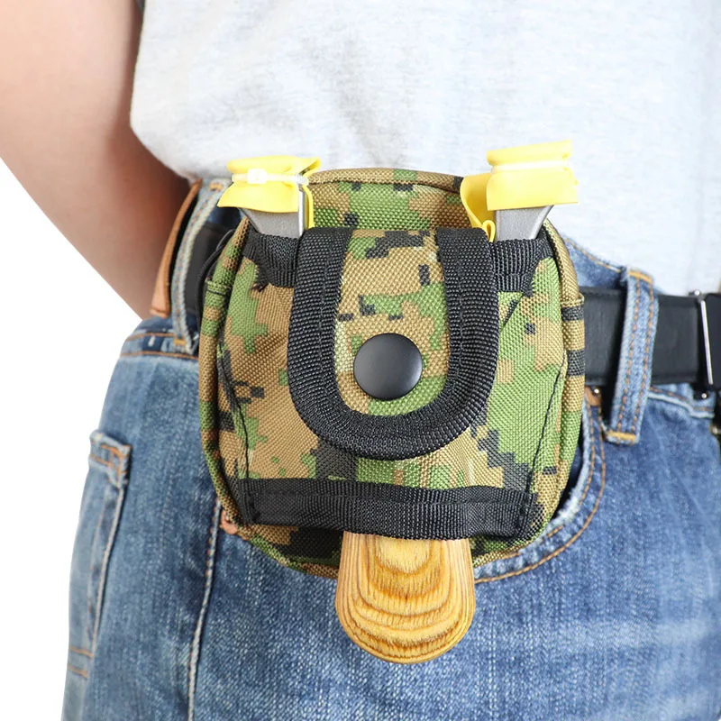 Kompakte, an einem Gürtel befestigte Tarntasche mit Druckknopfverschluss und gelben Clips zum bequemen Tragen von Kleinteilen.