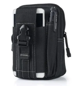 Bolsa admin negra con compartimentos, incluidas ranuras para smartphone y bolígrafo, sujeta con hebilla y cierre de cremallera.