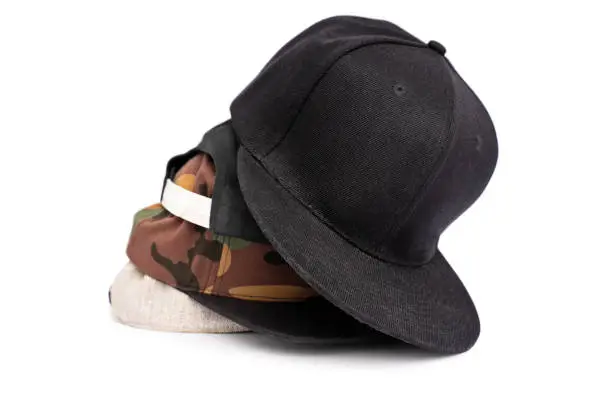 Quatre casquettes de baseball snapback.