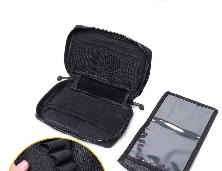 Bolsa negra abierta con bolsillos internos de malla y trabillas elásticas, con un inserto de plástico transparente extraíble para mayor organización.