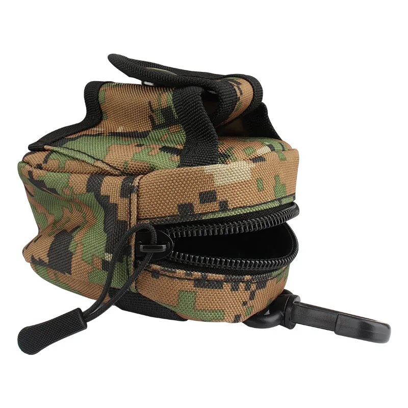Tarnfarbene Tasche mit teilweise offenem Reißverschluss, mit einem Griff an der Oberseite und strapazierfähigem Material für sichere Aufbewahrung und einfachen Zugriff auf kleine Gegenstände.