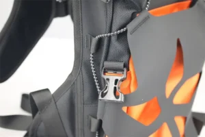 黒とオレンジのハイドレーションバッグ（サイドリリースバックル）