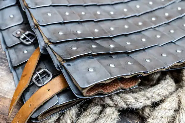 armure avec plaques de fer et ceintures de cuir protection rapprochée