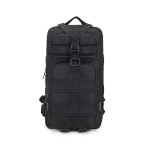 Schwarzer kleiner taktischer Rucksack mit MOLLE-Gurtband, mehreren Fächern und Schnallenverschluss für kompakte und effiziente Aufbewahrung der Ausrüstung.