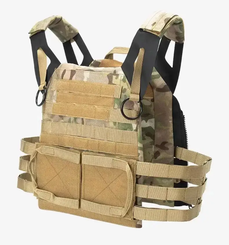 Plattenträgerweste mit MOLLE-Gewebe, verstellbaren Schultergurten und Seitengurten zur Befestigung von Ausrüstung und zum Schutz in Kampfsituationen.