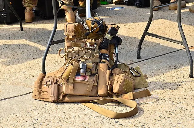 Load Bearing Vest (21406741029) @Wikimedia Commons