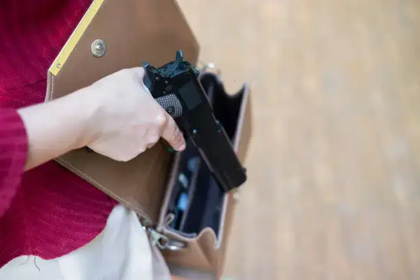 llevar oculta una pistola fuera de la bolsa