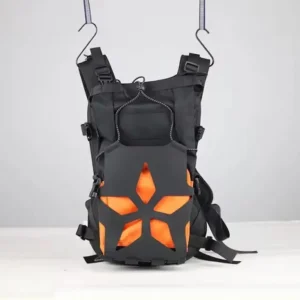 フロントパネルをカットアウトしたタクティカル・ハイドレーション・パック