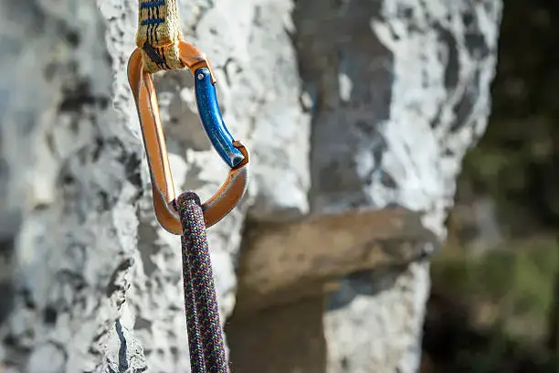 Karabiner und Kletterseil. Kletterausrüstung