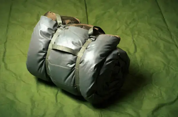 Militär sovsäck lindad på militärtält