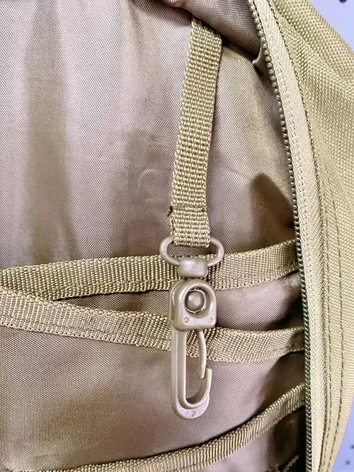 Karabinerhaken an einem taktischen Rucksack