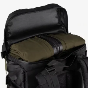 mochila modular tática preta com bolso superior