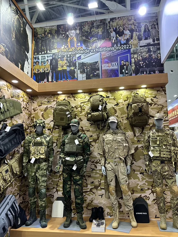 uniformes tactiques, sacs et packs tactiques présentés à la foire de Canton