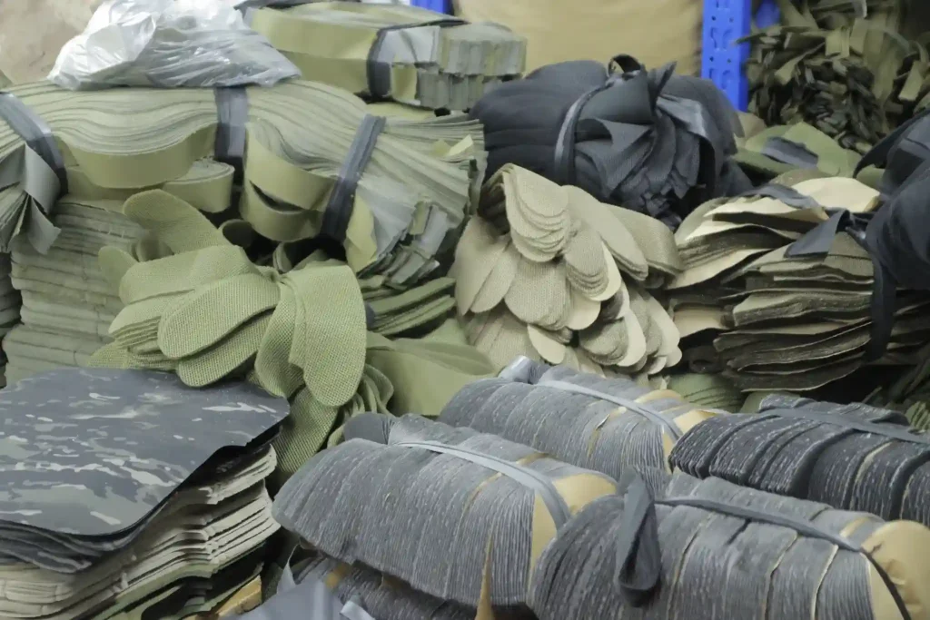 des piles de divers morceaux de tissu coupés dans des formes spécifiques