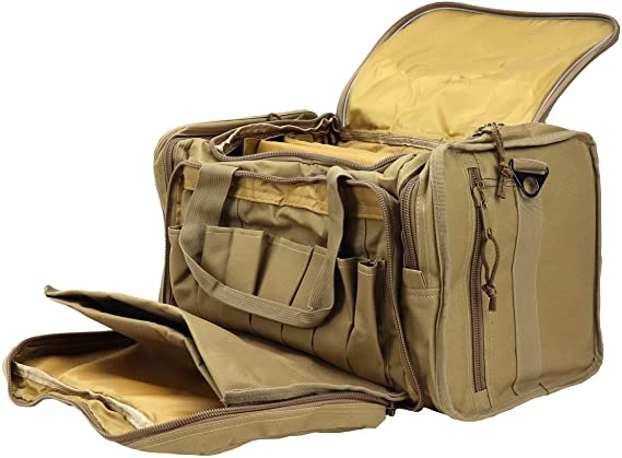 Grand sac de sport tactique de couleur beige avec de multiples compartiments et poches, doté de fermetures à glissière et de poignées durables pour un rangement organisé du matériel.
