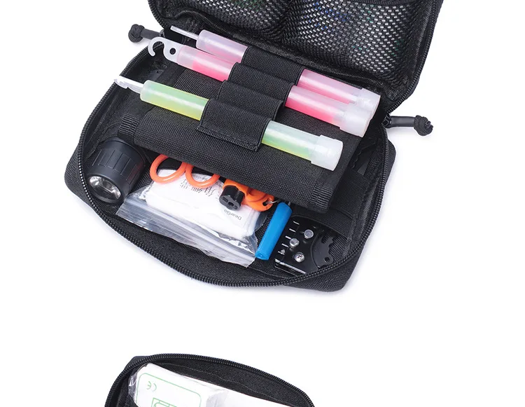 Contenido de la bolsa de administración, que incluye barritas luminosas, una linterna, tijeras y otros artículos esenciales organizados en compartimentos.