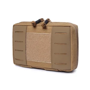 Bolsa de administración táctica de color tostado con cierre de doble cremallera, panel de velcro para parches y ranuras MOLLE cortadas con láser para fijación.