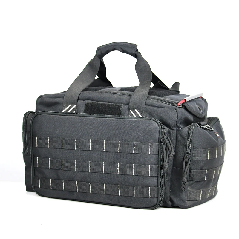 Schwarze Schießsporttasche mit MOLLE-Gewebe, mehreren Fächern und stabilen Griffen.