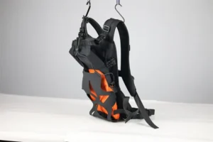 タクティカル・ハイドレーション・パックのカットアウト・デザイン