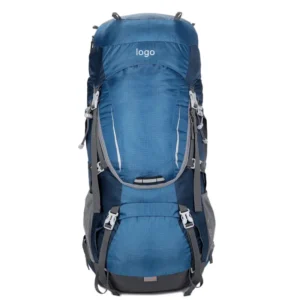 niebieski plecak trekkingowy