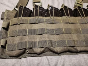 equipamento tático de peito com bolsas para carregadores