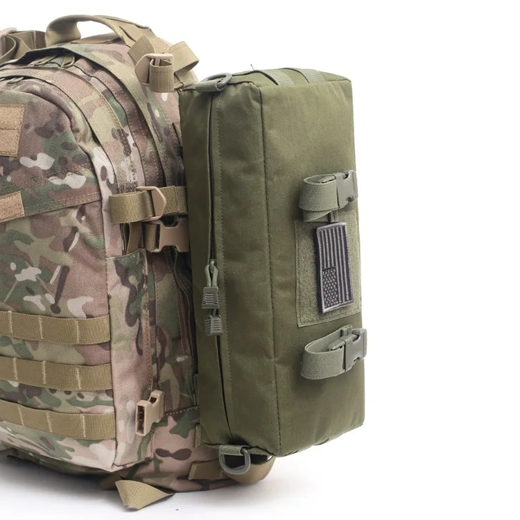 Tarnfarbener Rucksack mit aufgesetzter grüner Modultasche, mit MOLLE-Gurtband und sicheren Schnallenriemen für zusätzlichen Stauraum.