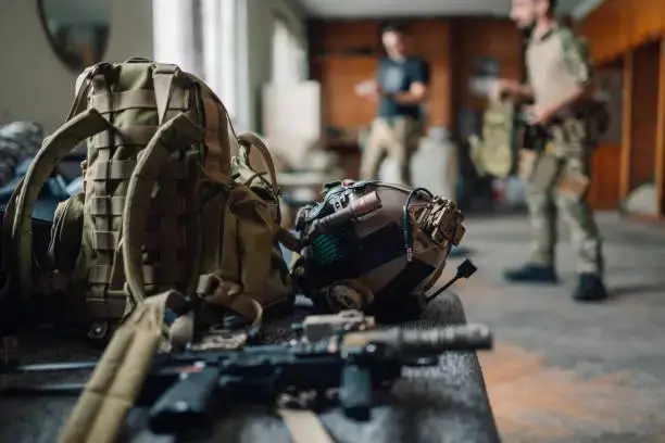 airsoft ja taktikaline varustus ja varustus, kus kamuflaažvormides mängijad valmistuvad sõjasimulatsiooniks.