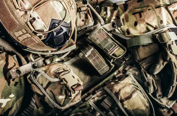 Nivå 3 skyddssoldat ammunition och hjälm liggande på bord.