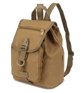 Vista frontal en ángulo de una mini mochila táctica de color canela con detalles de hebilla y cremallera.
