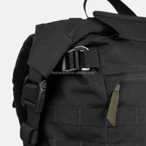 detalles de la hebilla y la correa de la mochila táctica negra.