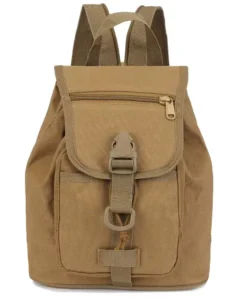 Vista frontal de la mini mochila táctica de color canela centrada en el cierre de hebilla y el po frontal.