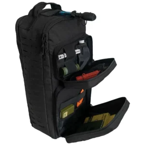 Bolsa táctica negra abierta (tubo de hidratación y bolsillos internos organizados visibles)