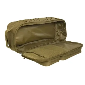 Bolsa táctica abierta de color canela (se muestra el compartimento principal vacío con bolsillo de malla)
