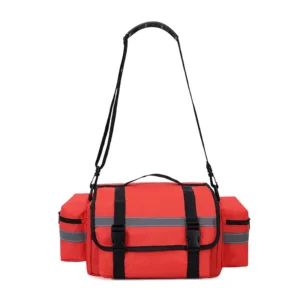 Punainen ensivasteen lääkintälaukku, jossa on olkahihna ja heijastinnauhat