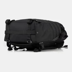 mochila táctica negra destacando las correas inferiores y la forma.