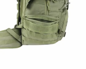 Sānu kabata ar rāvējslēdzēju un MOLLE siksna uz taktiskās mugursomas.