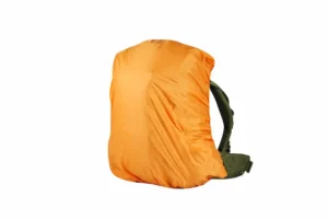 Turuncu yağmur kılıfı ile kaplı taktik sırt çantası