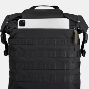 Compartimento superior de una mochila táctica negra con un teléfono y un portátil asomando.