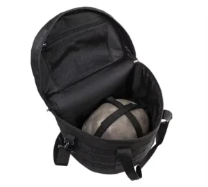 saco para capacete tático preto com capacete seguro no interior e bolso de rede