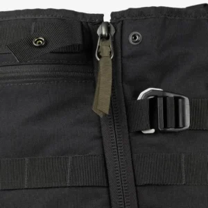 boucles et fermetures éclair d'un sac à dos tactique noir