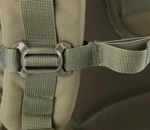 una fibbia e una fettuccia regolabile per un fissaggio sicuro