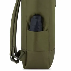 olivengrøn rygsæk med rulletop og sidelomme med paraply