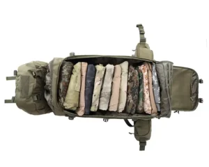 aprire lo scomparto principale di un grande zaino tattico da escursionismo carico di abbigliamento