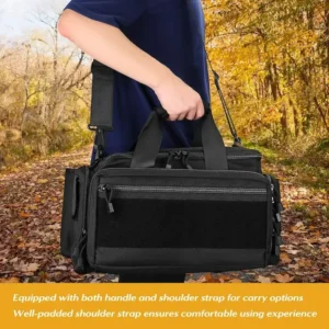 Person mit schwarzer Pistolenschusstasche