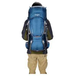 persona che indossa un grande zaino da trekking