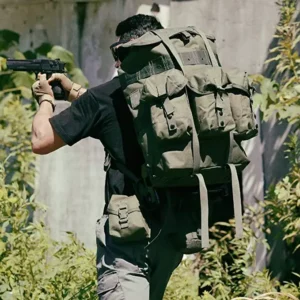 persoon die olijfgroene alice pack draagt