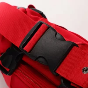 gesper pelepas cepat pada tali pengikat paket medis merah