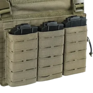 タクティカルベストに3つのマガジンポーチ