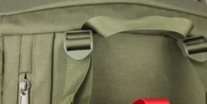 taktik sırt çantasında üst tutamak ve fermuar