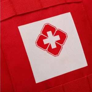 lambang salib medis berwarna putih pada kain ransel MOLLE berwarna merah